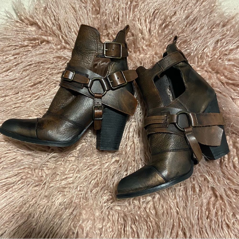 MN boots size 7 from Buckle Brown Free Bird style MSRP $295 EUC